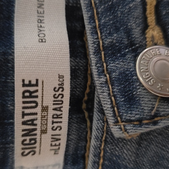 Levi Signature Blue Ankle Cropped Jeans with Distressed Details Size 8 (Womens) - Picture 4 of 6